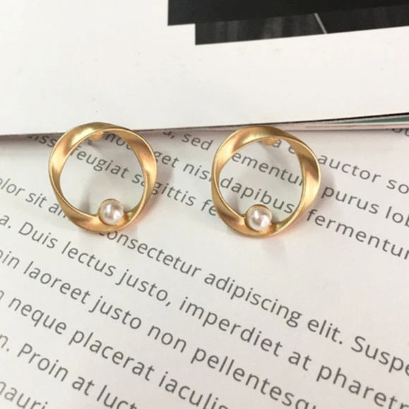 The Iris - Matte Gold Circle Earrings with Pearl - Picture 4 of 5